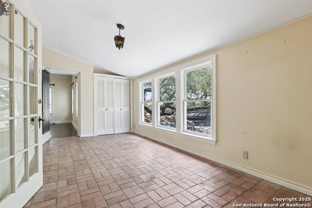 Listing photo id 42 for 248 Summit Ave E