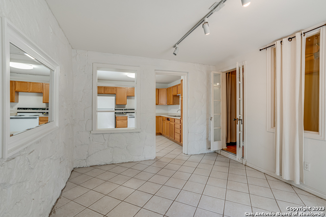 Listing photo id 57 for 248 Summit Ave E