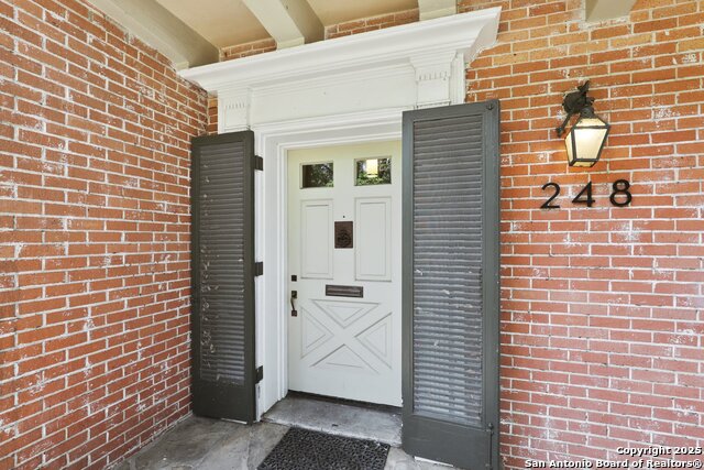 Listing photo id 4 for 248 Summit Ave E