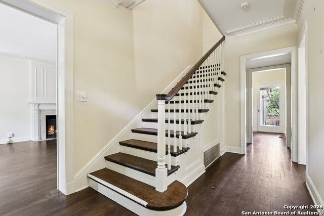 Listing photo id 5 for 248 Summit Ave E