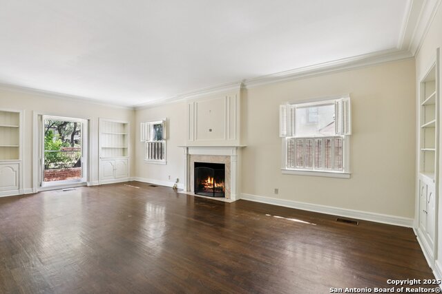 Listing photo id 7 for 248 Summit Ave E