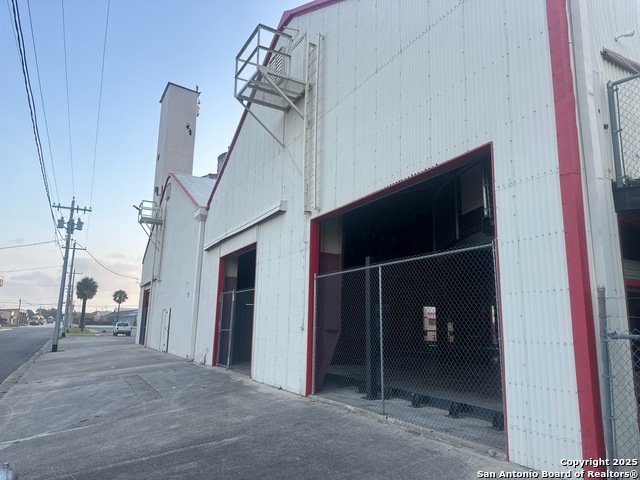 Listing photo id 1 for 1127 Bowie  