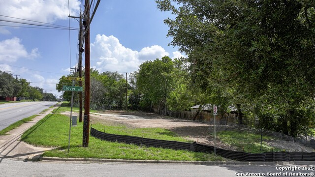 Listing photo id 9 for 506 Clover  