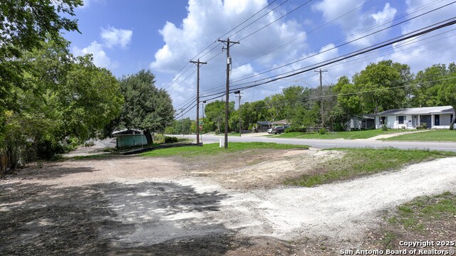 Listing photo id 10 for 506 Clover  