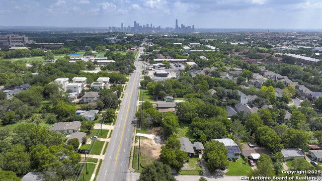 Listing photo id 3 for 506 Clover  