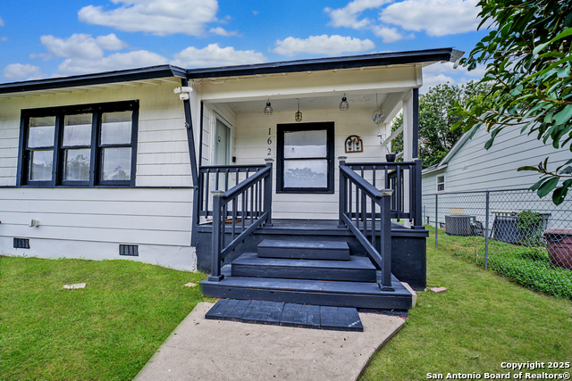 Listing photo id 0 for 1620 Kampmann