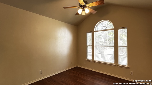 Listing photo id 13 for 6107 Lakeview Ct