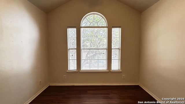 Listing photo id 16 for 6107 Lakeview Ct