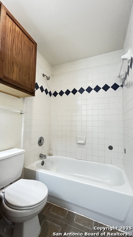 Listing photo id 18 for 6107 Lakeview Ct