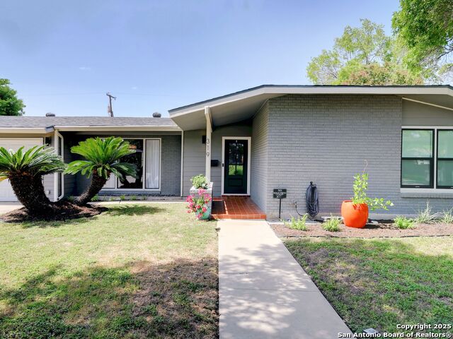 Image 2 of 42 For 319 Ridgehaven Pl