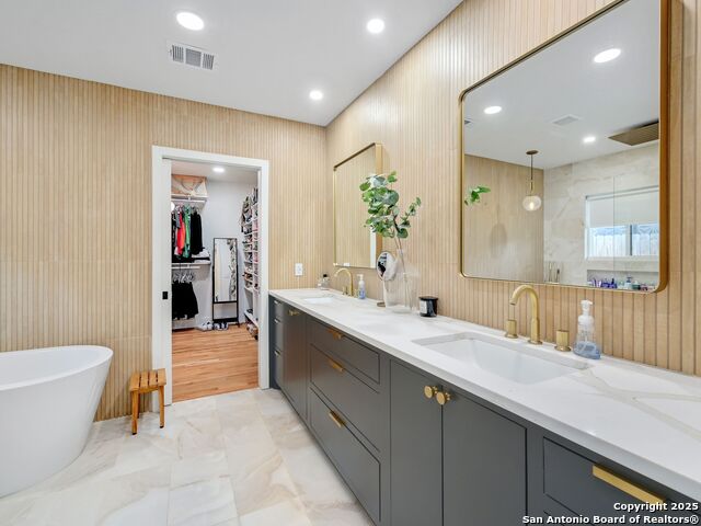 Image 22 of 42 For 319 Ridgehaven Pl