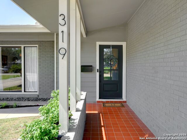 Image 4 of 42 For 319 Ridgehaven Pl