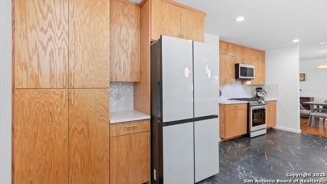 Listing photo id 8 for 303 Ridgehaven Pl