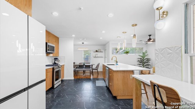 Listing photo id 9 for 303 Ridgehaven Pl