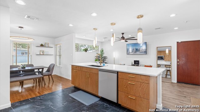 Listing photo id 12 for 303 Ridgehaven Pl