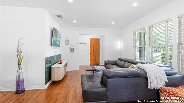 Listing photo id 15 for 303 Ridgehaven Pl