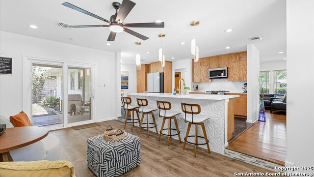 Listing photo id 4 for 303 Ridgehaven Pl