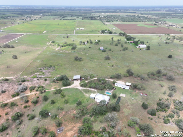Listing photo id 13 for 13841 Fm 775