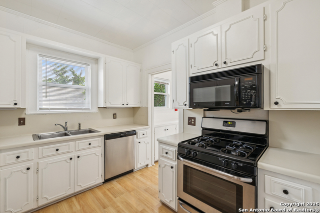 Listing photo id 11 for 435 Summit Ave W