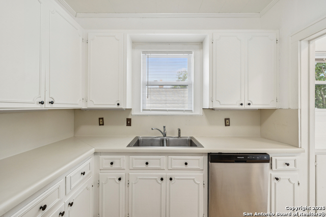 Listing photo id 12 for 435 Summit Ave W