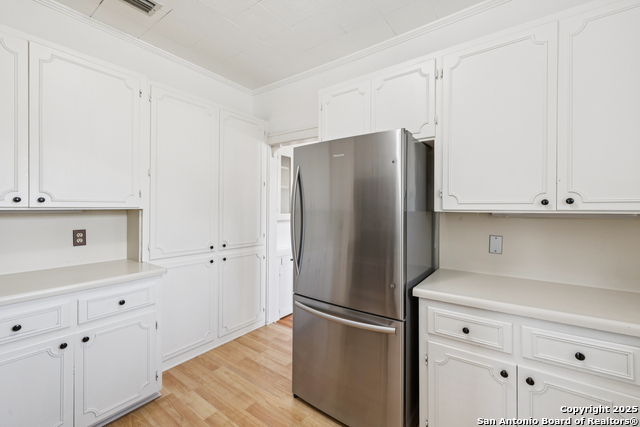 Listing photo id 13 for 435 Summit Ave W
