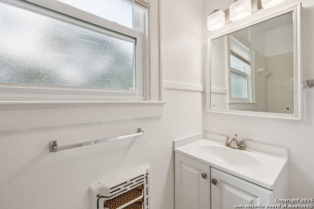 Listing photo id 18 for 435 Summit Ave W