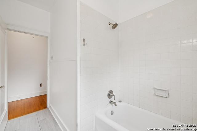 Listing photo id 19 for 435 Summit Ave W