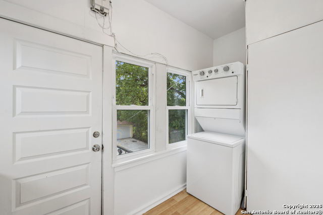 Listing photo id 23 for 435 Summit Ave W