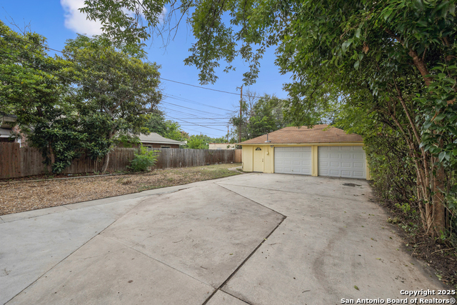 Listing photo id 25 for 435 Summit Ave W