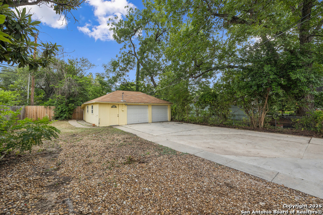 Listing photo id 26 for 435 Summit Ave W