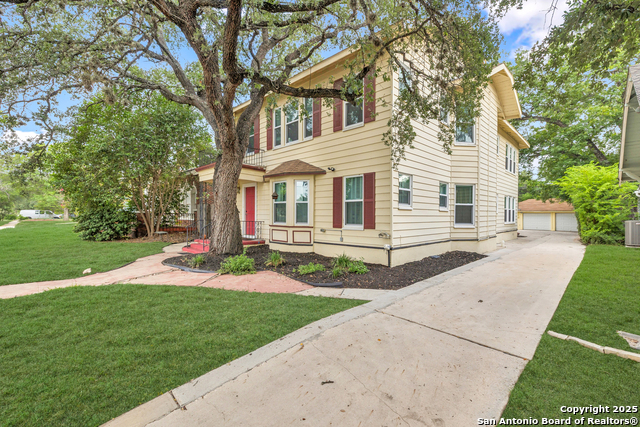 Listing photo id 1 for 435 Summit Ave W