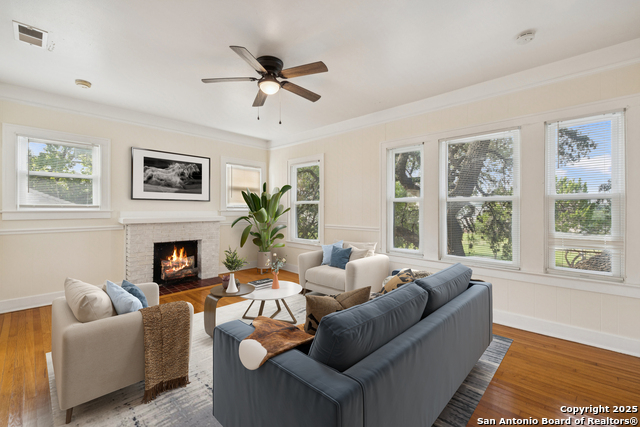 Listing photo id 2 for 435 Summit Ave W