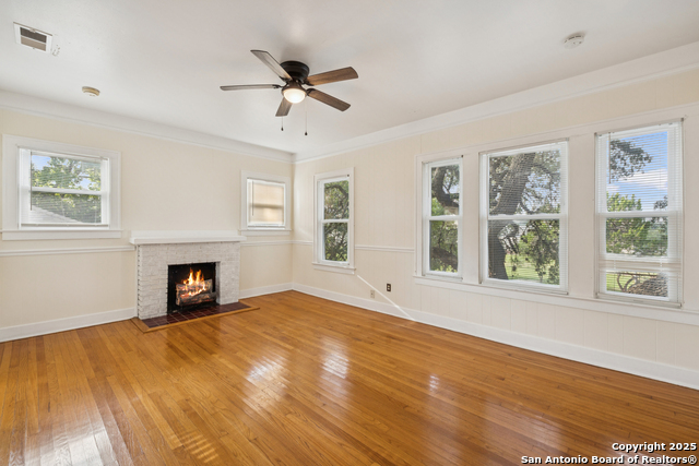 Listing photo id 3 for 435 Summit Ave W