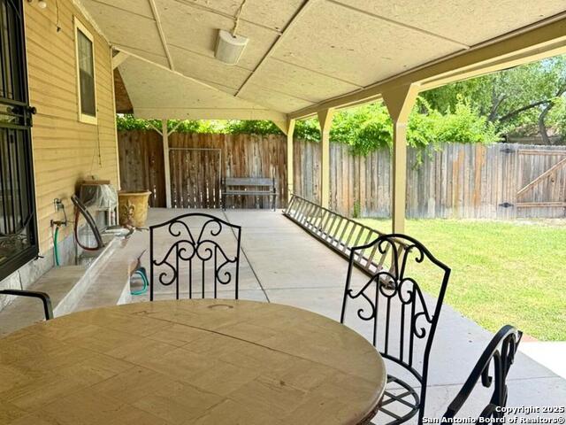 Listing photo id 15 for 5102 Hemphill Dr