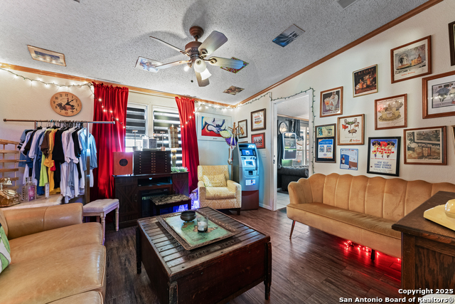 Listing photo id 40 for 33855 Blanco