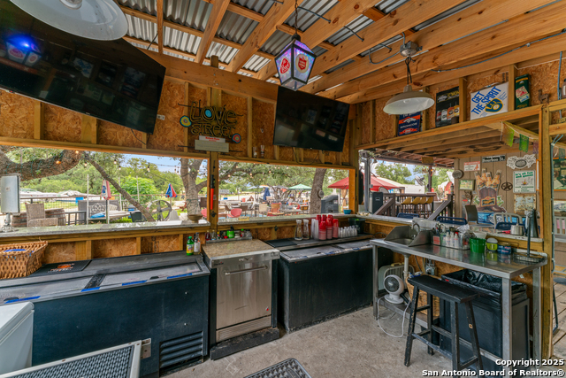 Listing photo id 50 for 33855 Blanco