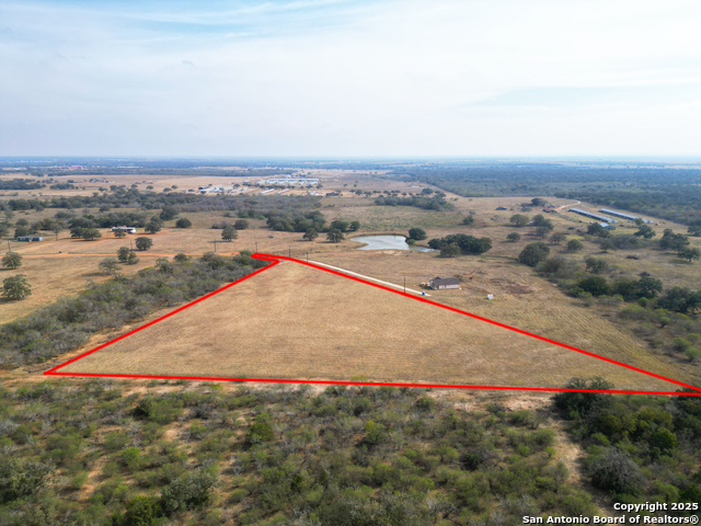 Listing photo id 7 for 956 Johnson Farms