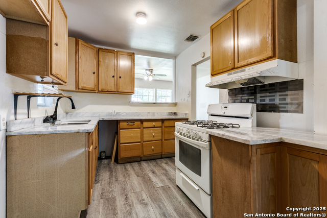 Listing photo id 8 for 410 Dickson W