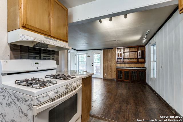 Listing photo id 10 for 410 Dickson W