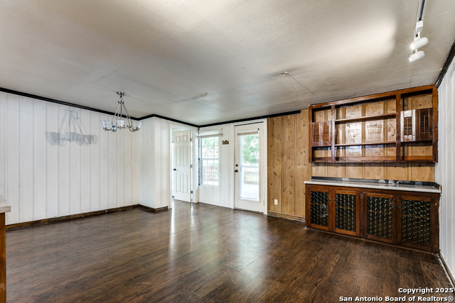 Listing photo id 11 for 410 Dickson W