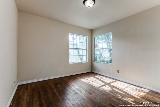 Listing photo id 12 for 410 Dickson W