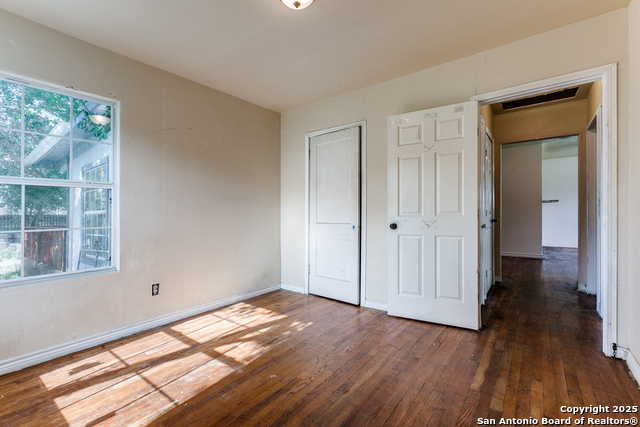 Listing photo id 13 for 410 Dickson W