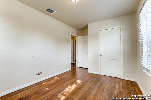 Listing photo id 16 for 410 Dickson W