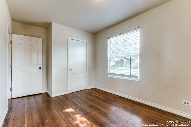Listing photo id 17 for 410 Dickson W
