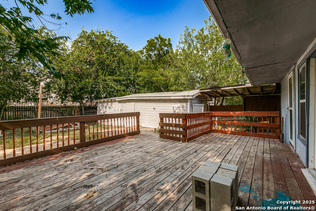 Listing photo id 20 for 410 Dickson W