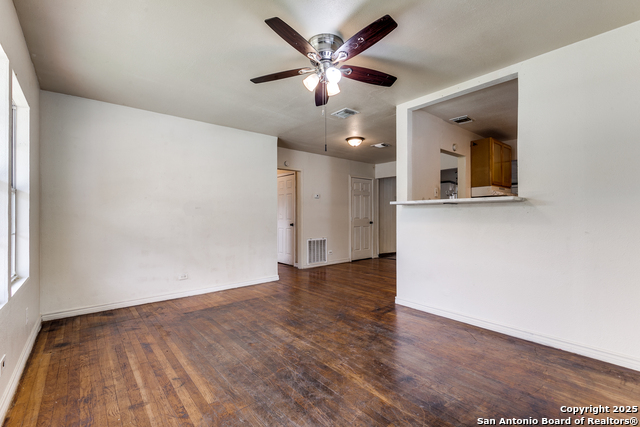 Listing photo id 2 for 410 Dickson W