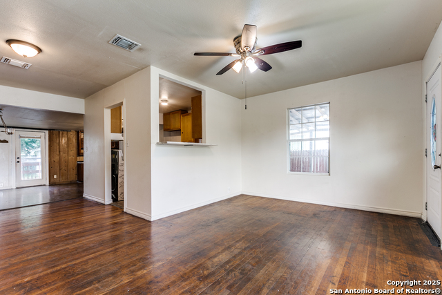 Listing photo id 3 for 410 Dickson W