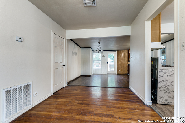 Listing photo id 4 for 410 Dickson W