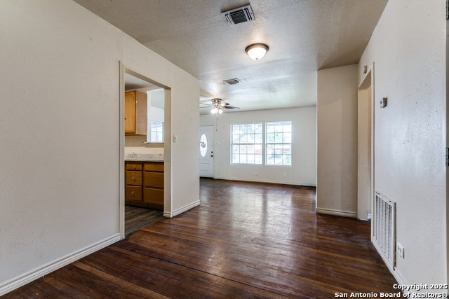 Listing photo id 5 for 410 Dickson W