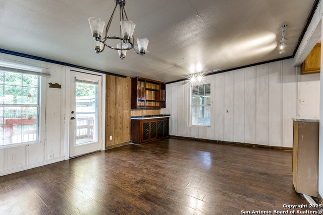 Listing photo id 6 for 410 Dickson W